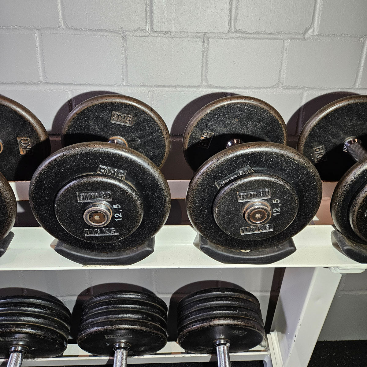 Gym80 Kurzhantelsatz aus Guss von 2,5 bis 40kg in 2,5kg Stufen ( 16 Paare ) Oldschool, Gym80 Kurzhantelablage gegen Aufpreis verfügbar, gebraucht - mit Gebrauchsspuren