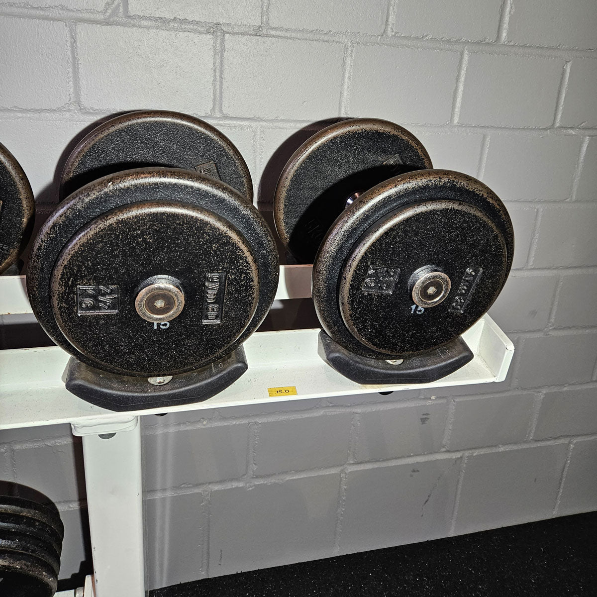 Gym80 Kurzhantelsatz aus Guss von 2,5 bis 40kg in 2,5kg Stufen ( 16 Paare ) Oldschool, Gym80 Kurzhantelablage gegen Aufpreis verfügbar, gebraucht - mit Gebrauchsspuren