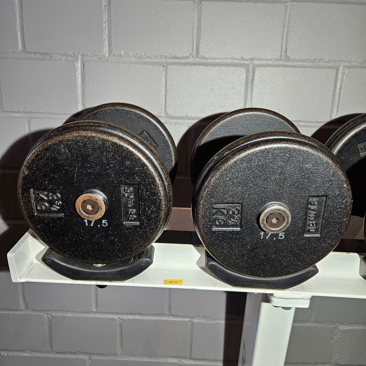 Gym80 Kurzhantelsatz aus Guss von 2,5 bis 40kg in 2,5kg Stufen ( 16 Paare ) Oldschool, Gym80 Kurzhantelablage gegen Aufpreis verfügbar, gebraucht - mit Gebrauchsspuren