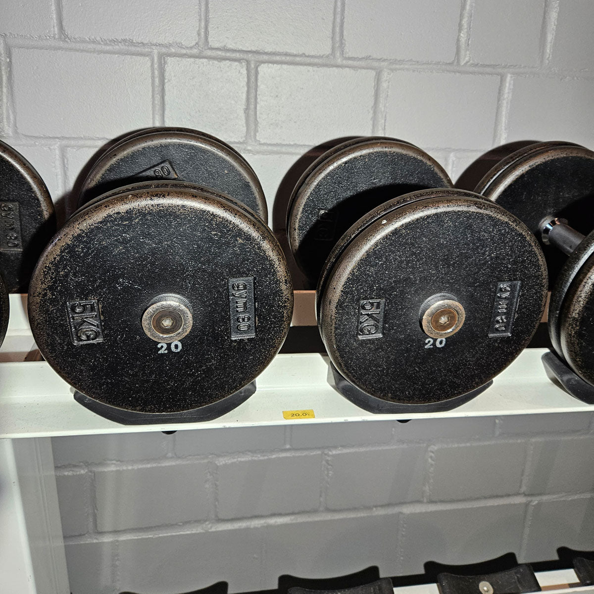 Gym80 Kurzhantelsatz aus Guss von 2,5 bis 40kg in 2,5kg Stufen ( 16 Paare ) Oldschool, Gym80 Kurzhantelablage gegen Aufpreis verfügbar, gebraucht - mit Gebrauchsspuren