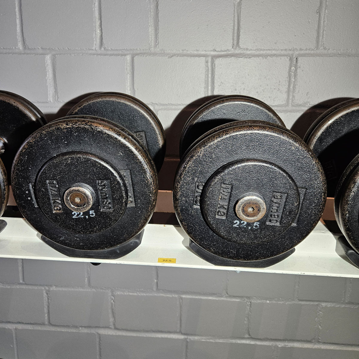 Gym80 Kurzhantelsatz aus Guss von 2,5 bis 40kg in 2,5kg Stufen ( 16 Paare ) Oldschool, Gym80 Kurzhantelablage gegen Aufpreis verfügbar, gebraucht - mit Gebrauchsspuren
