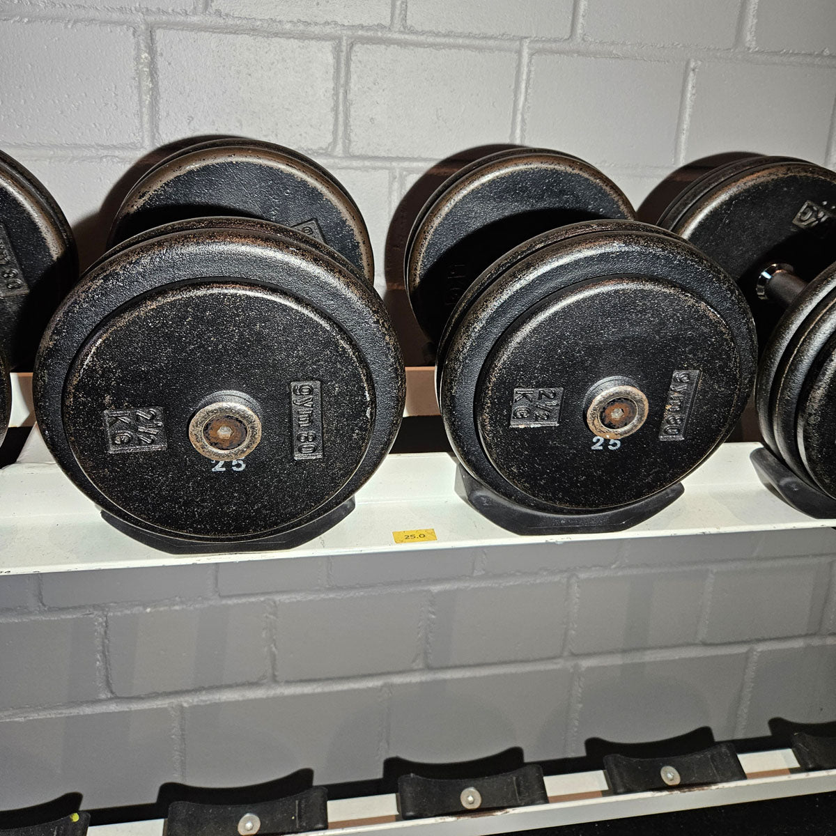 Gym80 Kurzhantelsatz aus Guss von 2,5 bis 40kg in 2,5kg Stufen ( 16 Paare ) Oldschool, Gym80 Kurzhantelablage gegen Aufpreis verfügbar, gebraucht - mit Gebrauchsspuren