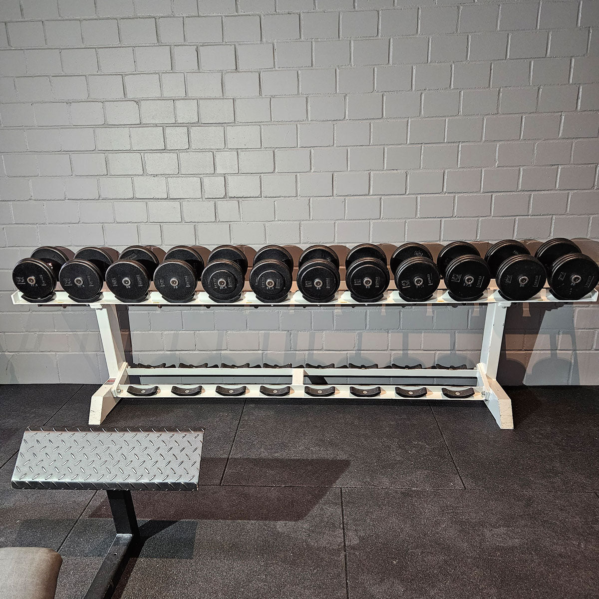 Gym80 Kurzhantelsatz aus Guss von 2,5 bis 40kg in 2,5kg Stufen ( 16 Paare ) Oldschool, Gym80 Kurzhantelablage gegen Aufpreis verfügbar, gebraucht - mit Gebrauchsspuren