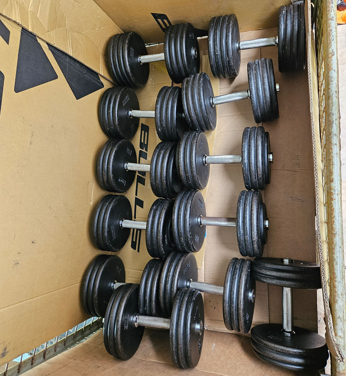 Gym80 Kurzhantelsatz aus Guss von 2,5 bis 40kg in 2,5kg Stufen ( 16 Paare ) Oldschool, Gym80 Kurzhantelablage gegen Aufpreis verfügbar, gebraucht - mit Gebrauchsspuren