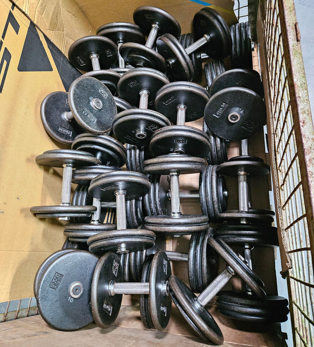 Gym80 Kurzhantelsatz aus Guss von 2,5 bis 40kg in 2,5kg Stufen ( 16 Paare ) Oldschool, Gym80 Kurzhantelablage gegen Aufpreis verfügbar, gebraucht - mit Gebrauchsspuren