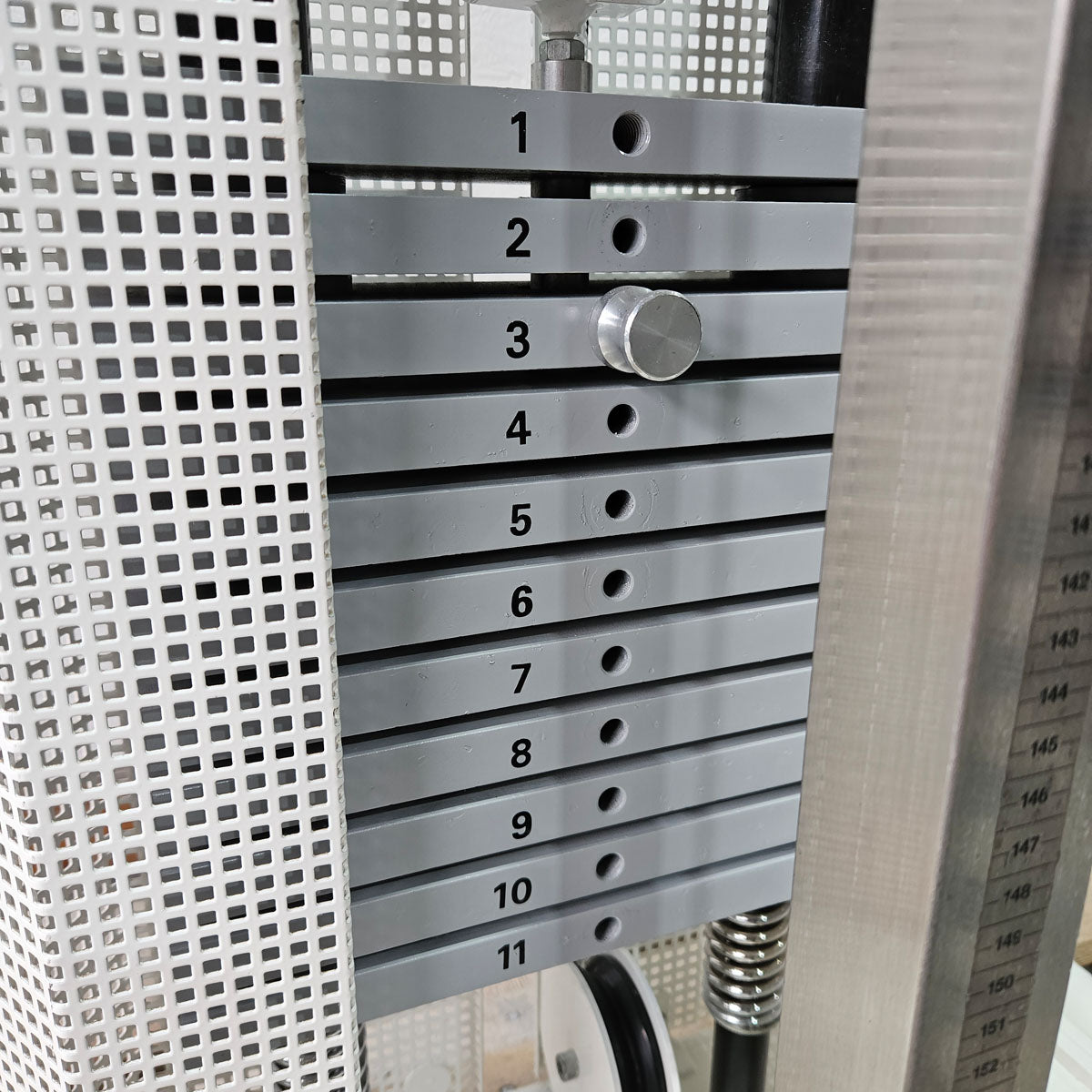 Dynamed Explosionszug, höhenverstellbar, Seilzug Zugapparat, Zwei Auszüge, Stolzenberg, Freistehend mit Stativ, Farbe Weiß, gebraucht - überholter Zustand