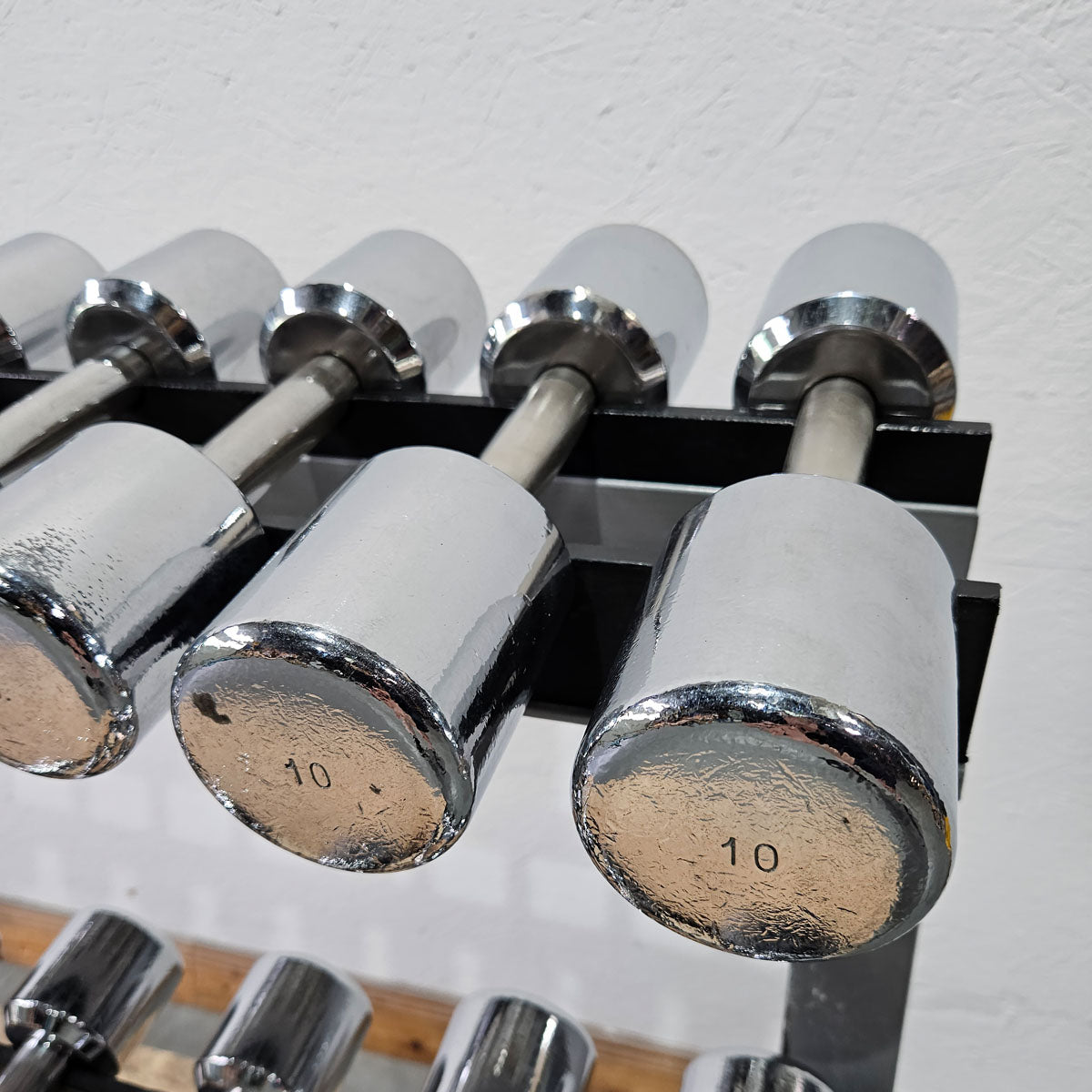 Technogym Chrom Hantelsatz Paare 1-10kg, 10 Paare inkl. Ständer, Rahmenfarbe Silber, gebraucht mit Gebrauchsspuren