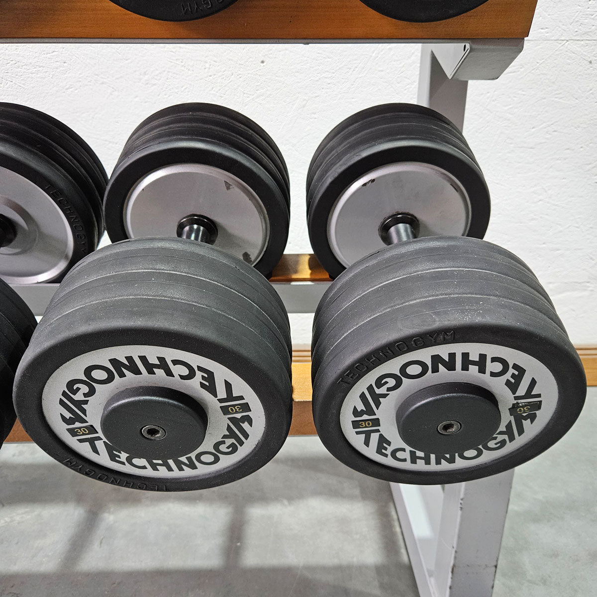 Technogym Kurzhantelsatz aus Guss mit Gummi Außenringen von 12 bis 30kg in 2kg Stufen ( 10 Paare ) Oldschool, Inkl. Kurzhantelablage, gebraucht - mit Gebrauchsspuren