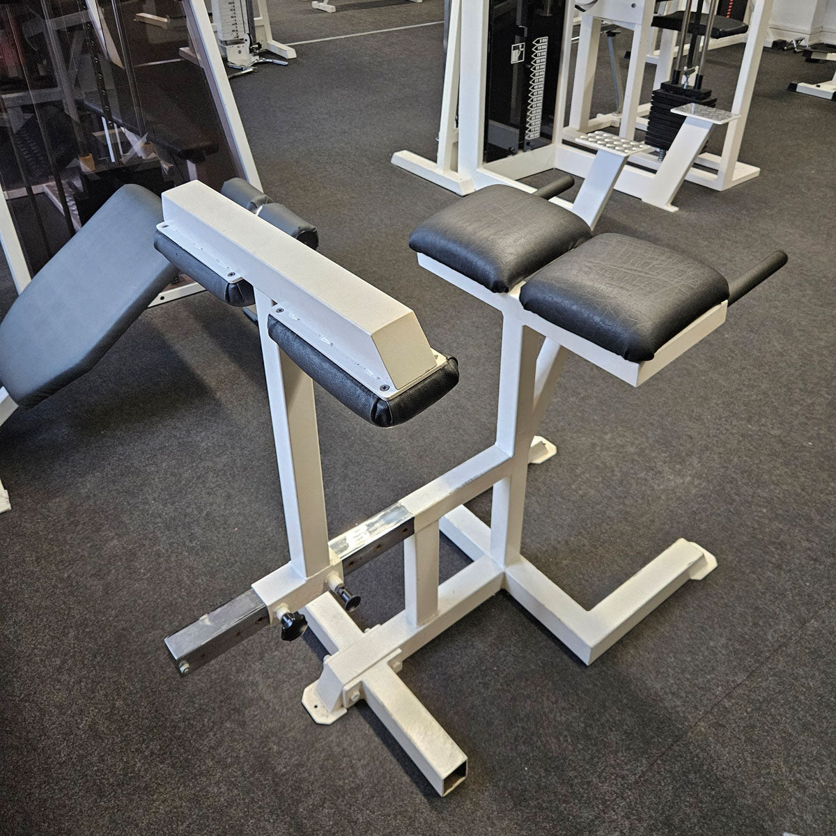 Back extension bench 90° hyperextension adjustable for training the lower back muscles, old school bodybuilding, frame color white, used and tested with signs of wear