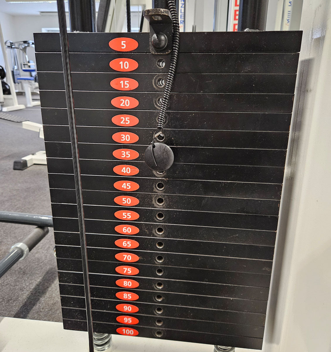 Künzler Bankdrückmaschine Bilateral, Chestpress, Brustpresse, Einstiegshilfe, 100kg Gewichtsblock, Oldschool Bodybuilding Kraftgerät, Rahmenfarbe Weiß, gebraucht und geprüft mit kleinen Gebrauchsspuren