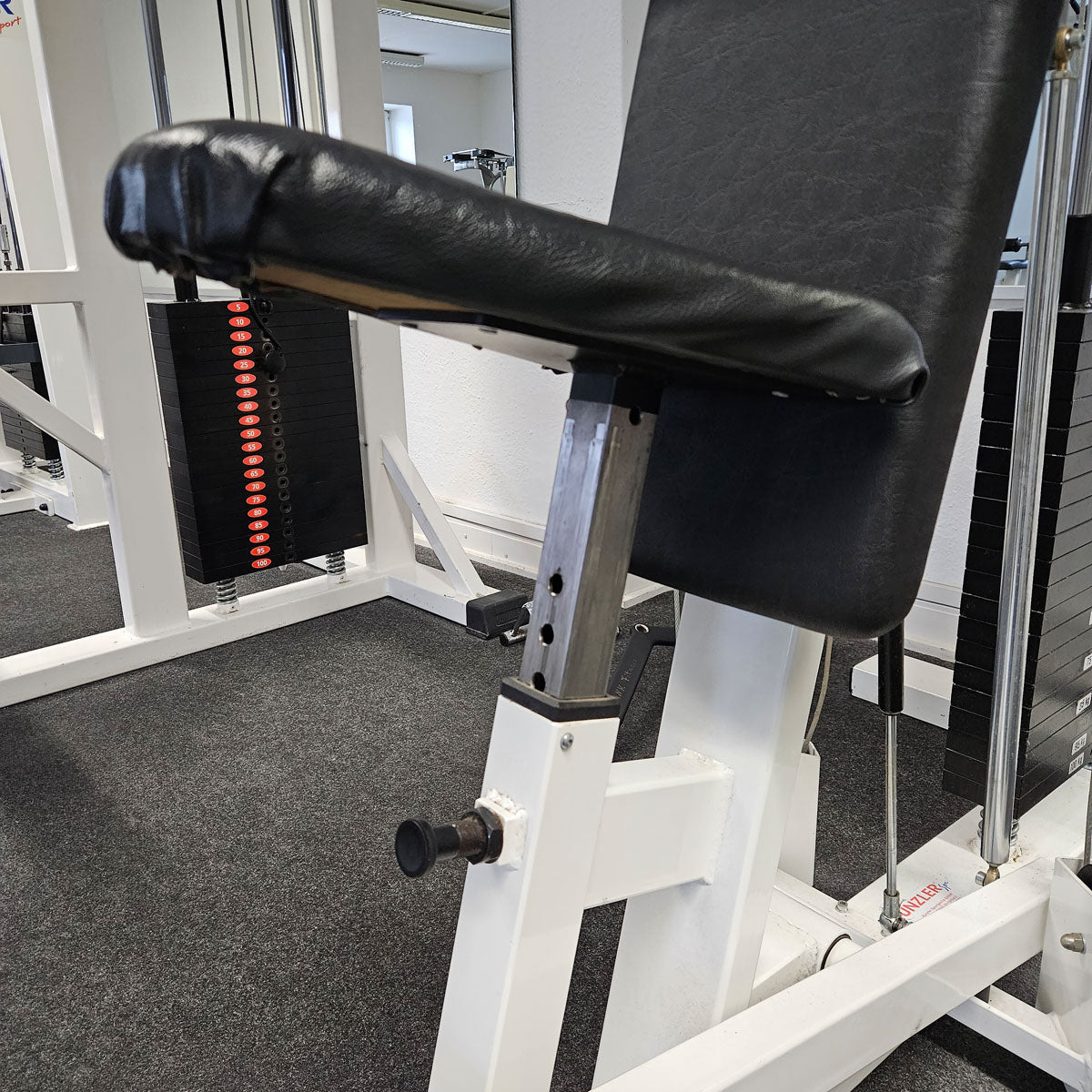 Künzler Schulterpresse Bilateral, Overheadpress, Shoulder Press, Einstiegshilfe, Oldschool Bodybuilding Kraftgerät, Rahmenfarbe Weiß, gebraucht und geprüft mit Gebrauchsspuren