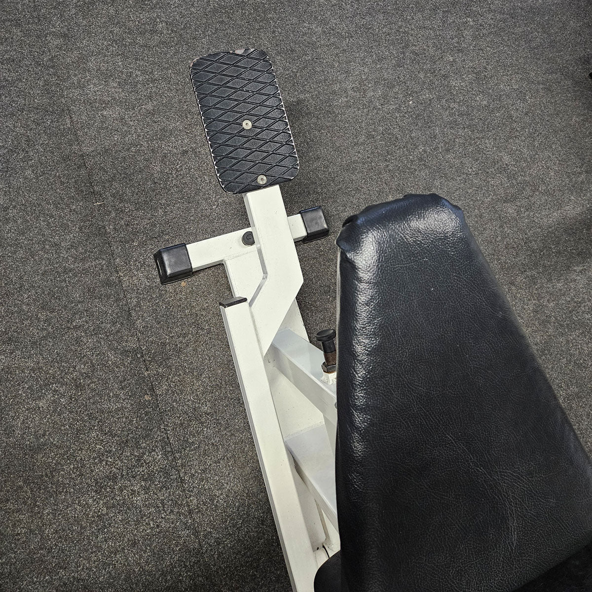 Künzler Schulterpresse Bilateral, Overheadpress, Shoulder Press, Einstiegshilfe, Oldschool Bodybuilding Kraftgerät, Rahmenfarbe Weiß, gebraucht und geprüft mit Gebrauchsspuren