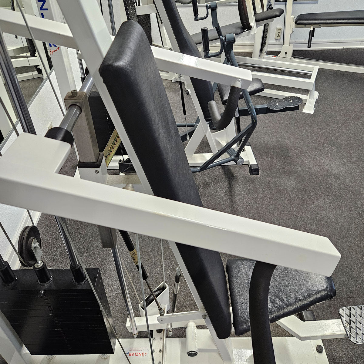 Künzler Schulterpresse Bilateral, Overheadpress, Shoulder Press, Einstiegshilfe, Oldschool Bodybuilding Kraftgerät, Rahmenfarbe Weiß, gebraucht und geprüft mit Gebrauchsspuren
