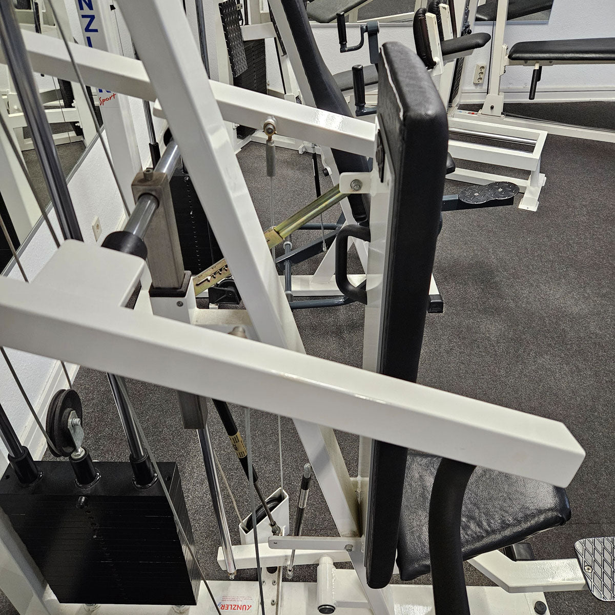 Künzler Schulterpresse Bilateral, Overheadpress, Shoulder Press, Einstiegshilfe, Oldschool Bodybuilding Kraftgerät, Rahmenfarbe Weiß, gebraucht und geprüft mit Gebrauchsspuren