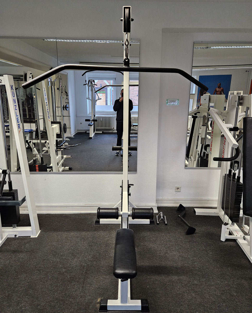 Künzler Latzug von Oben mit Karabiner, Pulldown, Oldschool Bodybuilding Kraftgerät, Rahmenfarbe Weiß, gebraucht und geprüft mit Gebrauchsspuren