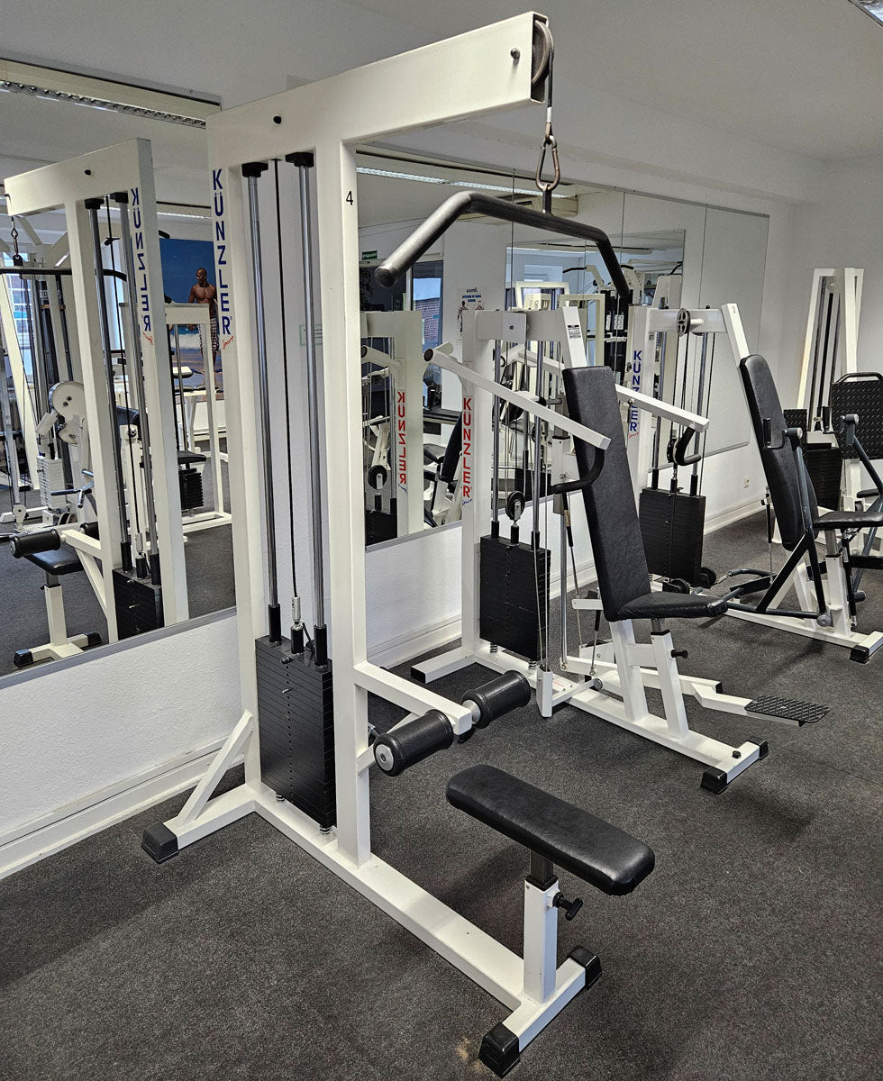 Künzler Latzug von Oben mit Karabiner, Pulldown, Oldschool Bodybuilding Kraftgerät, Rahmenfarbe Weiß, gebraucht und geprüft mit Gebrauchsspuren
