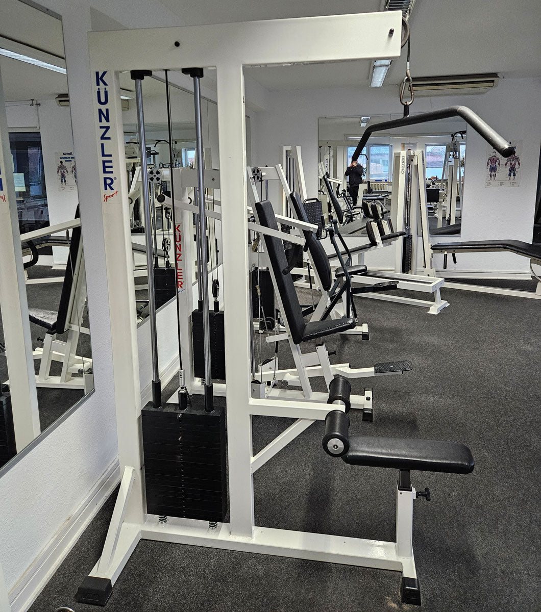 Künzler Latzug von Oben mit Karabiner, Pulldown, Oldschool Bodybuilding Kraftgerät, Rahmenfarbe Weiß, gebraucht und geprüft mit Gebrauchsspuren