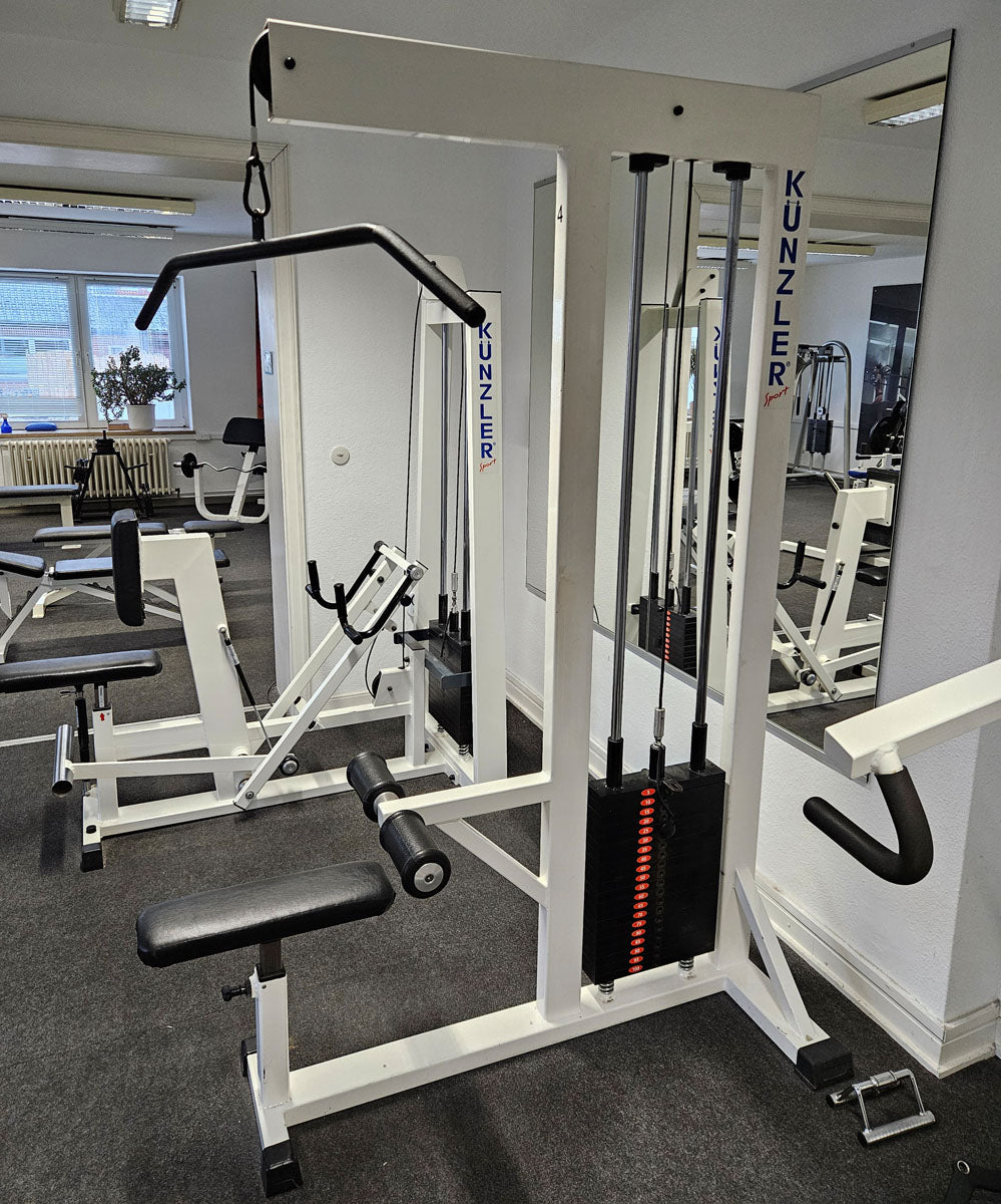 Künzler Latzug von Oben mit Karabiner, Pulldown, Oldschool Bodybuilding Kraftgerät, Rahmenfarbe Weiß, gebraucht und geprüft mit Gebrauchsspuren