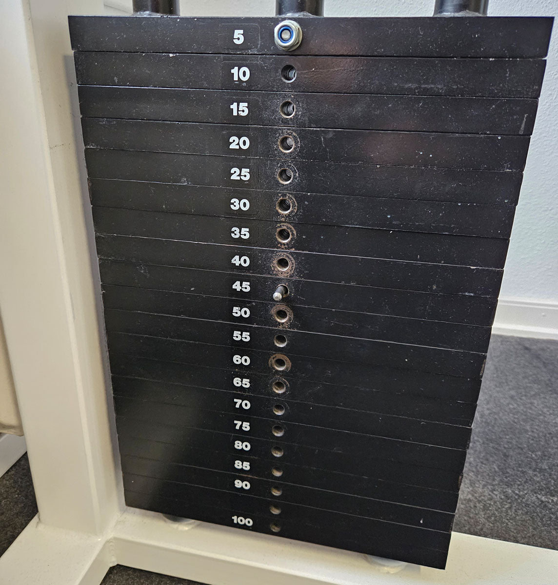 Lat pulldown bilateral, pulldown, various grip options, manufacturer probably Künzler, old school bodybuilding strength equipment, frame color white, used and tested with signs of wear
