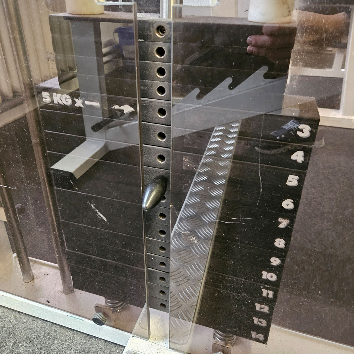 Sportesse Multipresse mit Steckgewichten, Oldschool Bodybuilding Kraftgerät - Rahmenfarbe Weiß, gebraucht und geprüft mit Gebrauchsspuren