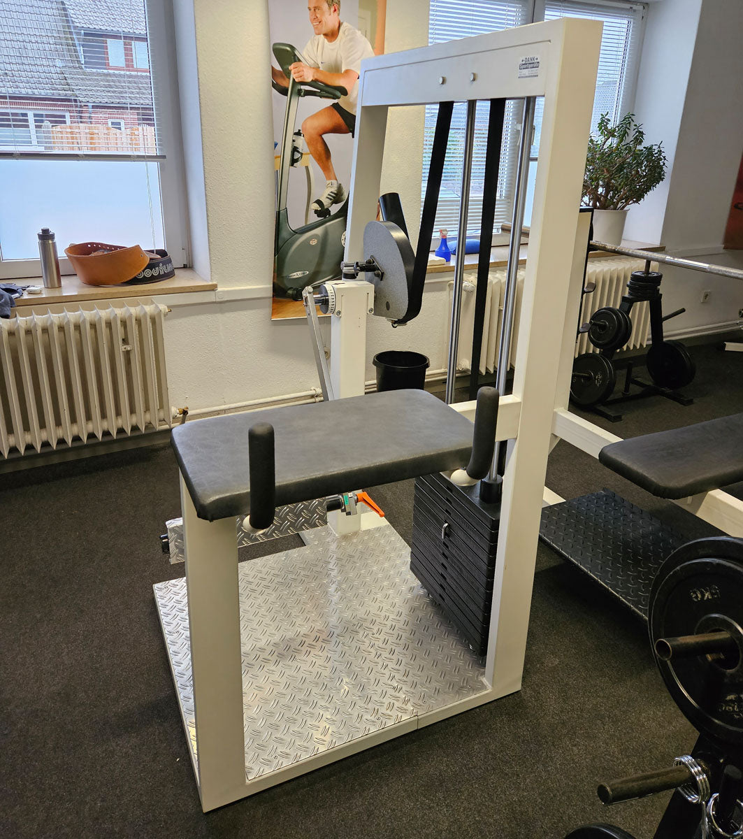 Joschko Pomaschine, Gluteusmaschine stehend, verstellbar, Glute, Rahmenfarbe Weiß, gebraucht - geprüfter Zustand mit kleinen Gebrauchsspuren