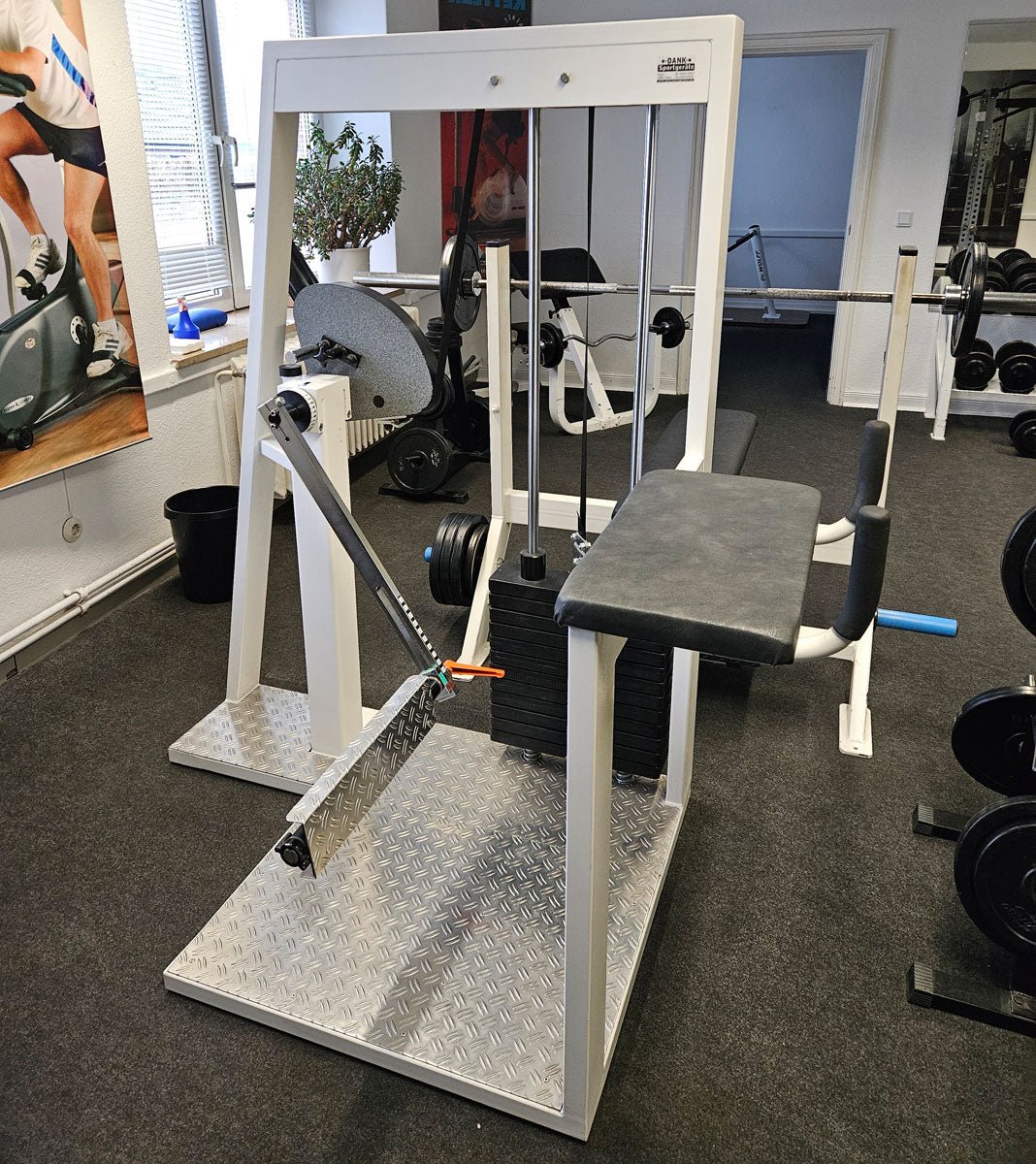 Joschko Pomaschine, Gluteusmaschine stehend, verstellbar, Glute, Rahmenfarbe Weiß, gebraucht - geprüfter Zustand mit kleinen Gebrauchsspuren