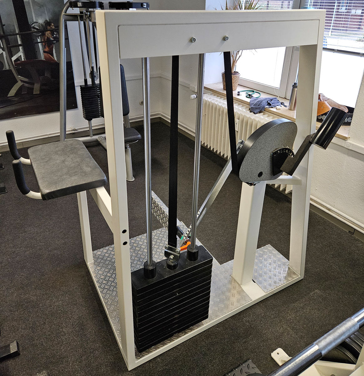 Joschko Pomaschine, Gluteusmaschine stehend, verstellbar, Glute, Rahmenfarbe Weiß, gebraucht - geprüfter Zustand mit kleinen Gebrauchsspuren