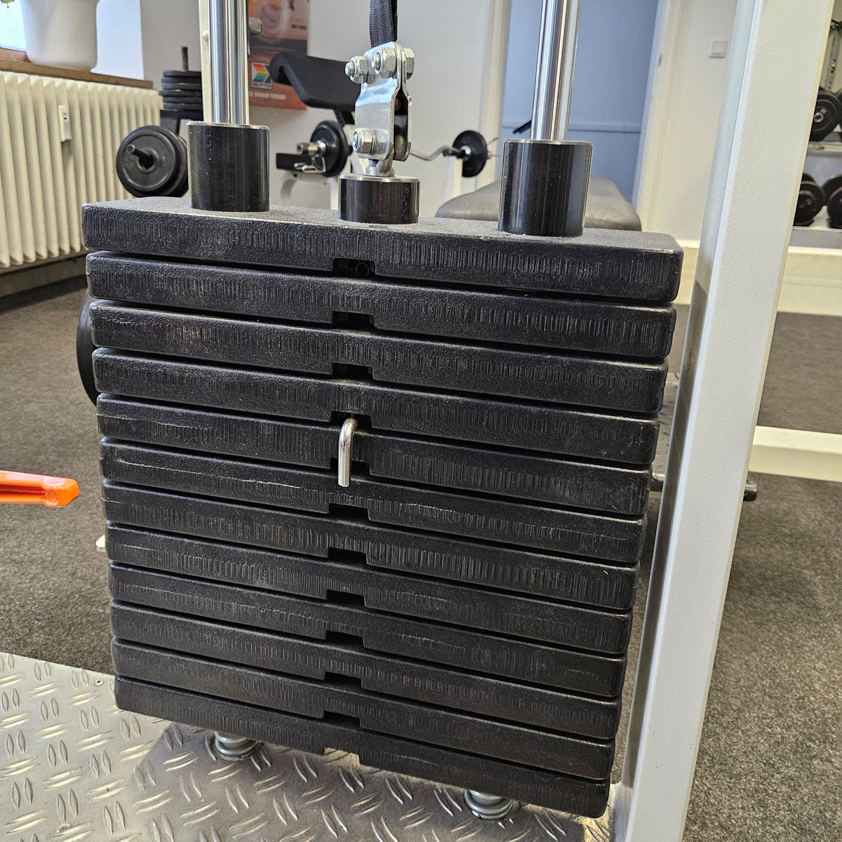 Joschko Pomaschine, Gluteusmaschine stehend, verstellbar, Glute, Rahmenfarbe Weiß, gebraucht - geprüfter Zustand mit kleinen Gebrauchsspuren