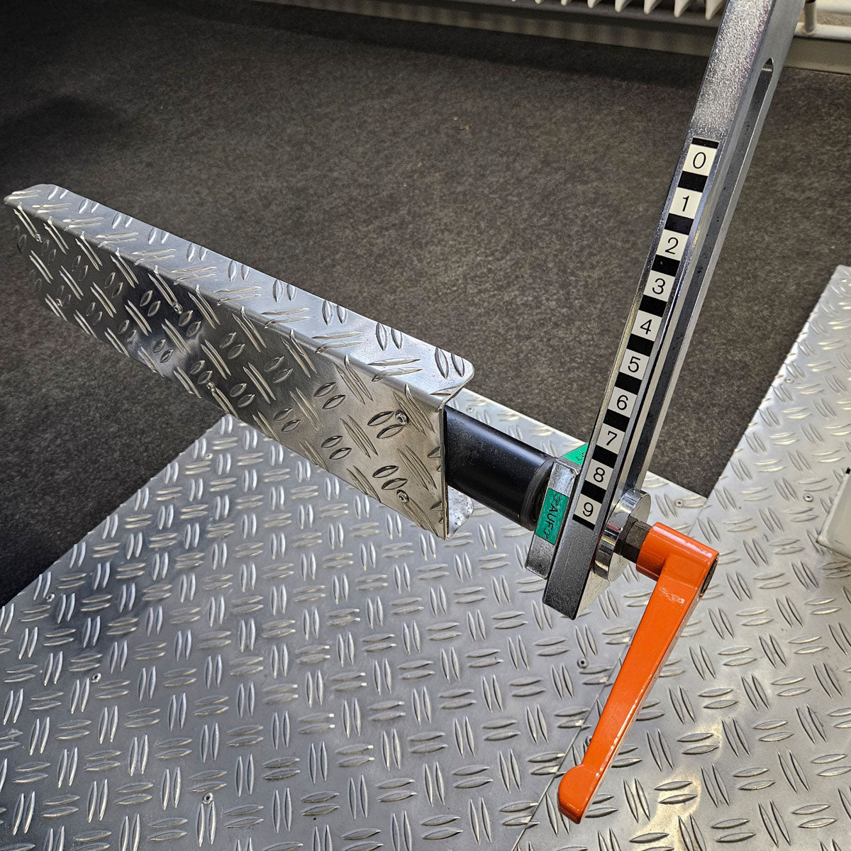 Joschko Pomaschine, Gluteusmaschine stehend, verstellbar, Glute, Rahmenfarbe Weiß, gebraucht - geprüfter Zustand mit kleinen Gebrauchsspuren