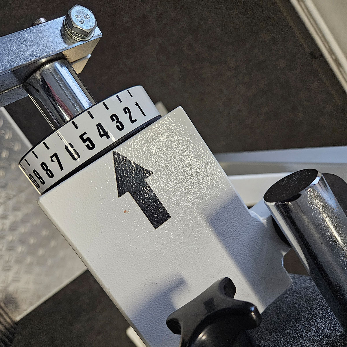 Joschko Pomaschine, Gluteusmaschine stehend, verstellbar, Glute, Rahmenfarbe Weiß, gebraucht - geprüfter Zustand mit kleinen Gebrauchsspuren