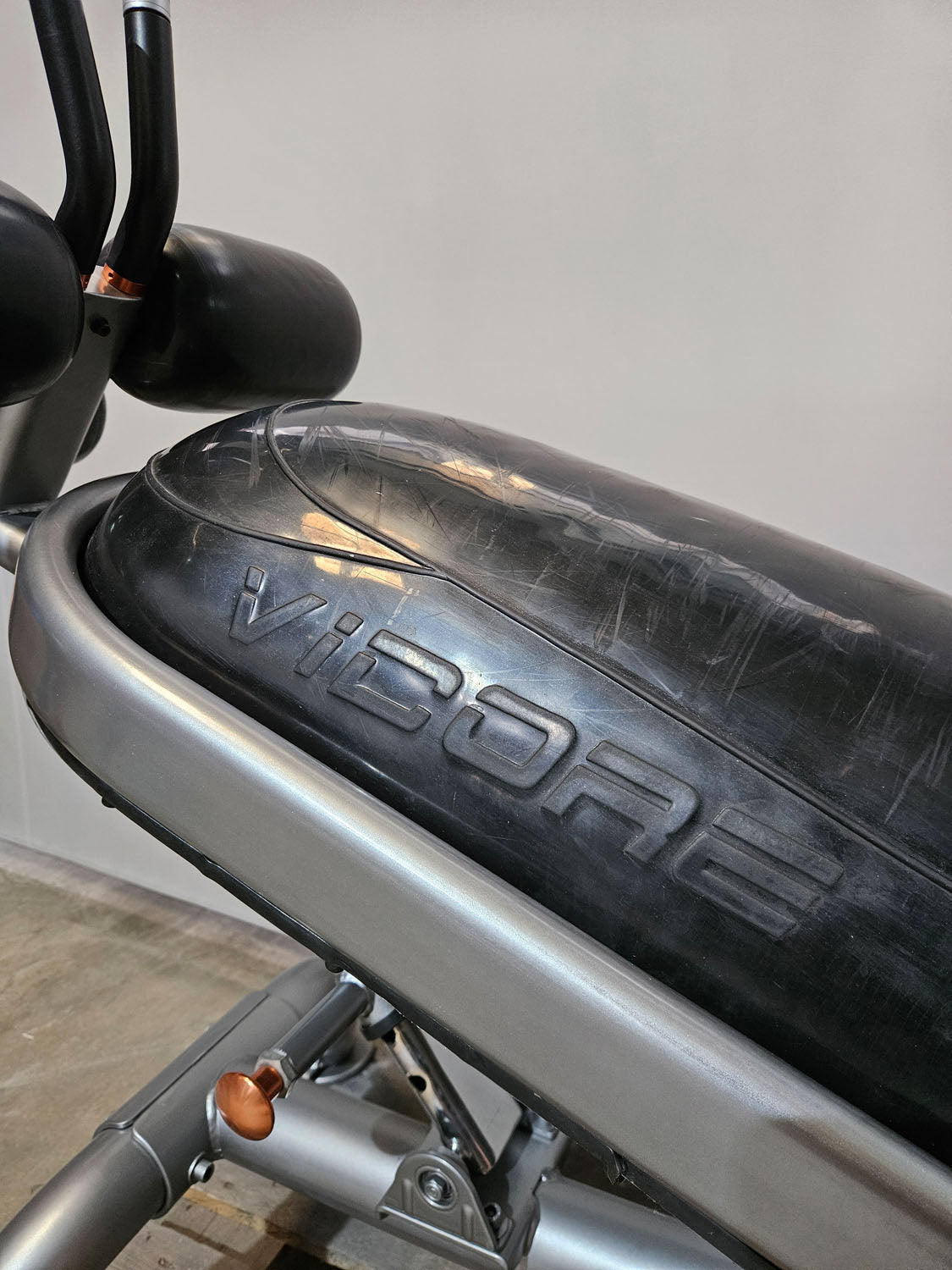 Vicore Pro core Abdominal Bench, special adjustable abdominal muscle bench with cushioned rubber padding, similar to Bosu Ball, frame silver, used - tested condition