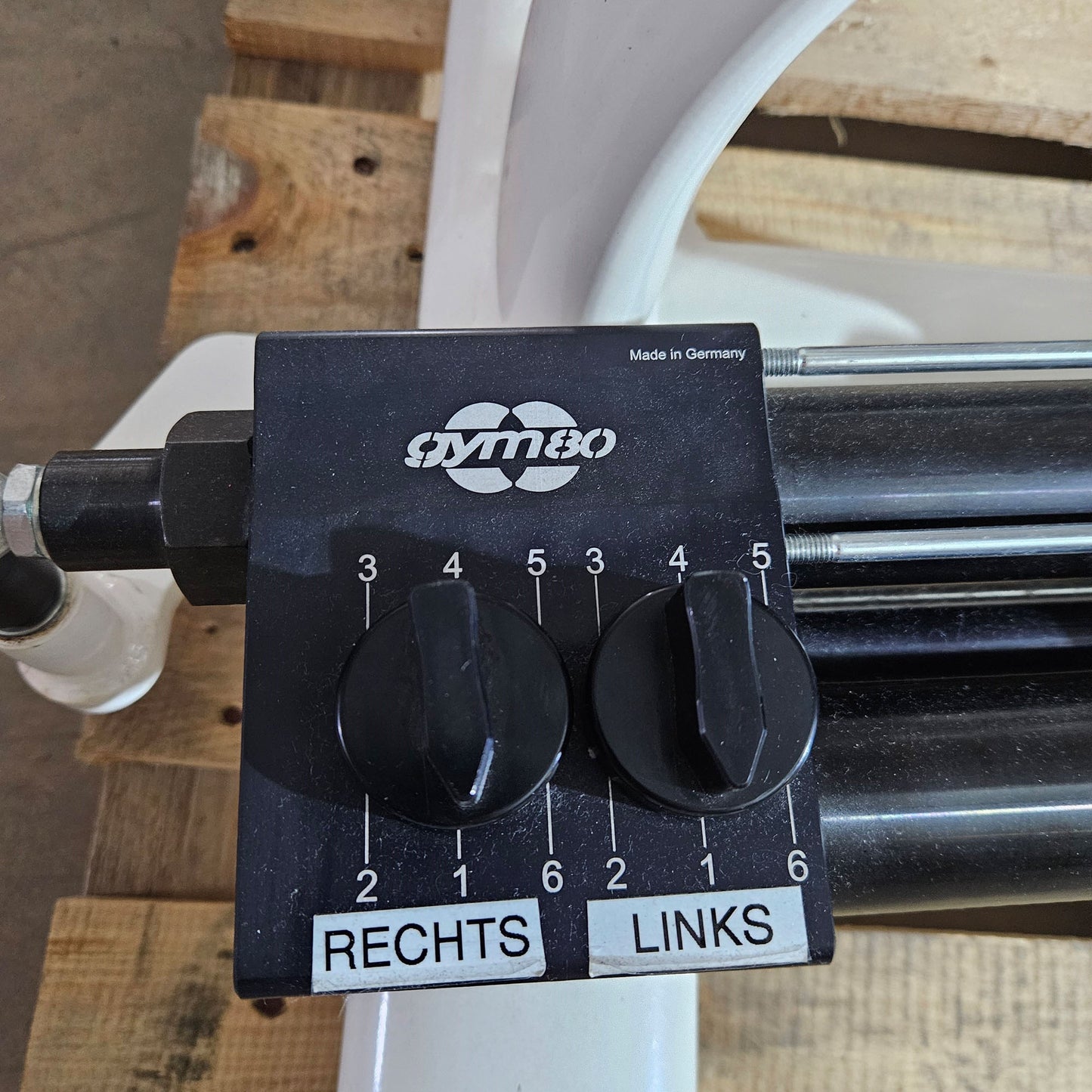 Gym80 Hydraulischer-Zirkel, Circular Serie, 7 Kraftgeräte, MPG, Farbe Weiß, Polster Braun, gebraucht - überholter Zustand