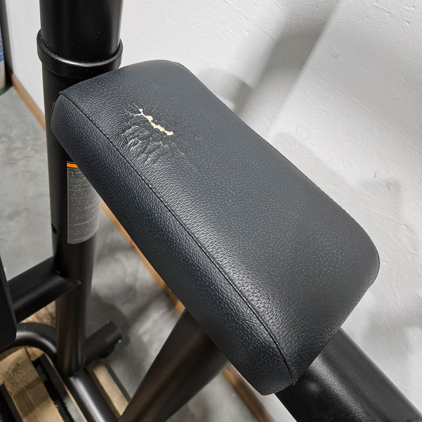 Technogym 3 in 1 Gerät, Chip Up & Dip & Leg Raise - Dips, Beinheben und Klimmzug Ständer, Rahmen Schwarz, gebraucht - überholter Zustand