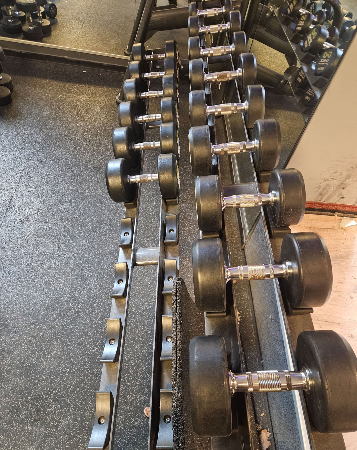 DHZ Gummi Kurzhantelsatz von 2,5 bis 20kg in 2,5kg Stufen ( 8 Paare ) Farbe Schwarz, optional mit Ständer, gebraucht mit optischen Gebrauchsspuren