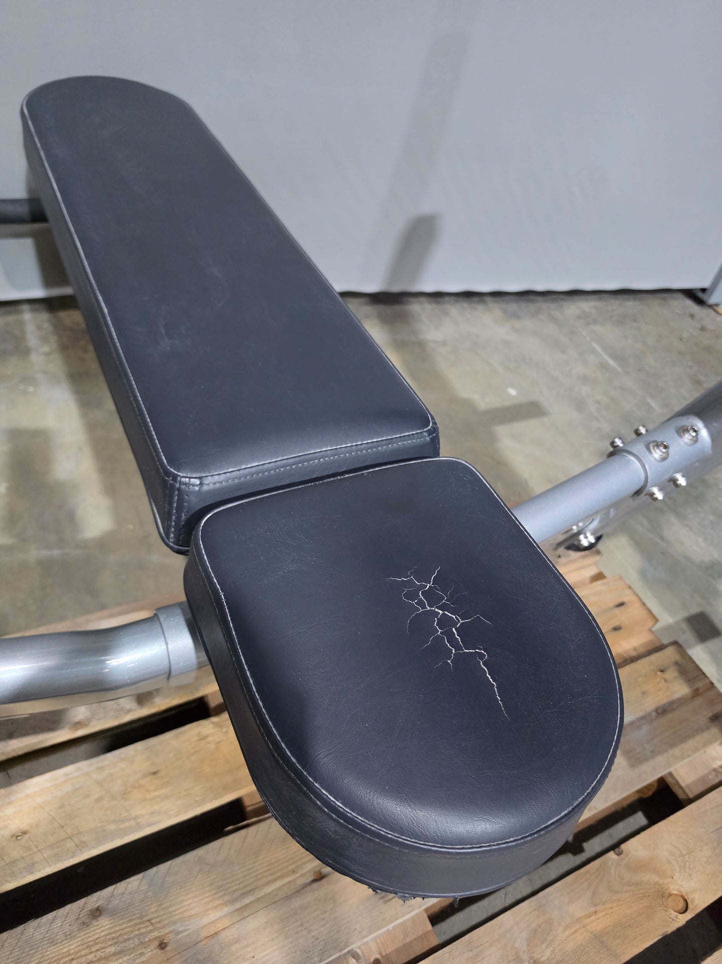 Matrix Olympia Flachdrückerbank, Olympic Flat Bench, Bankdrückbank Flach mit Ablagen für Bankdrücken, Rahmenfarbe Silber, gebraucht mit Gebrauchsspuren