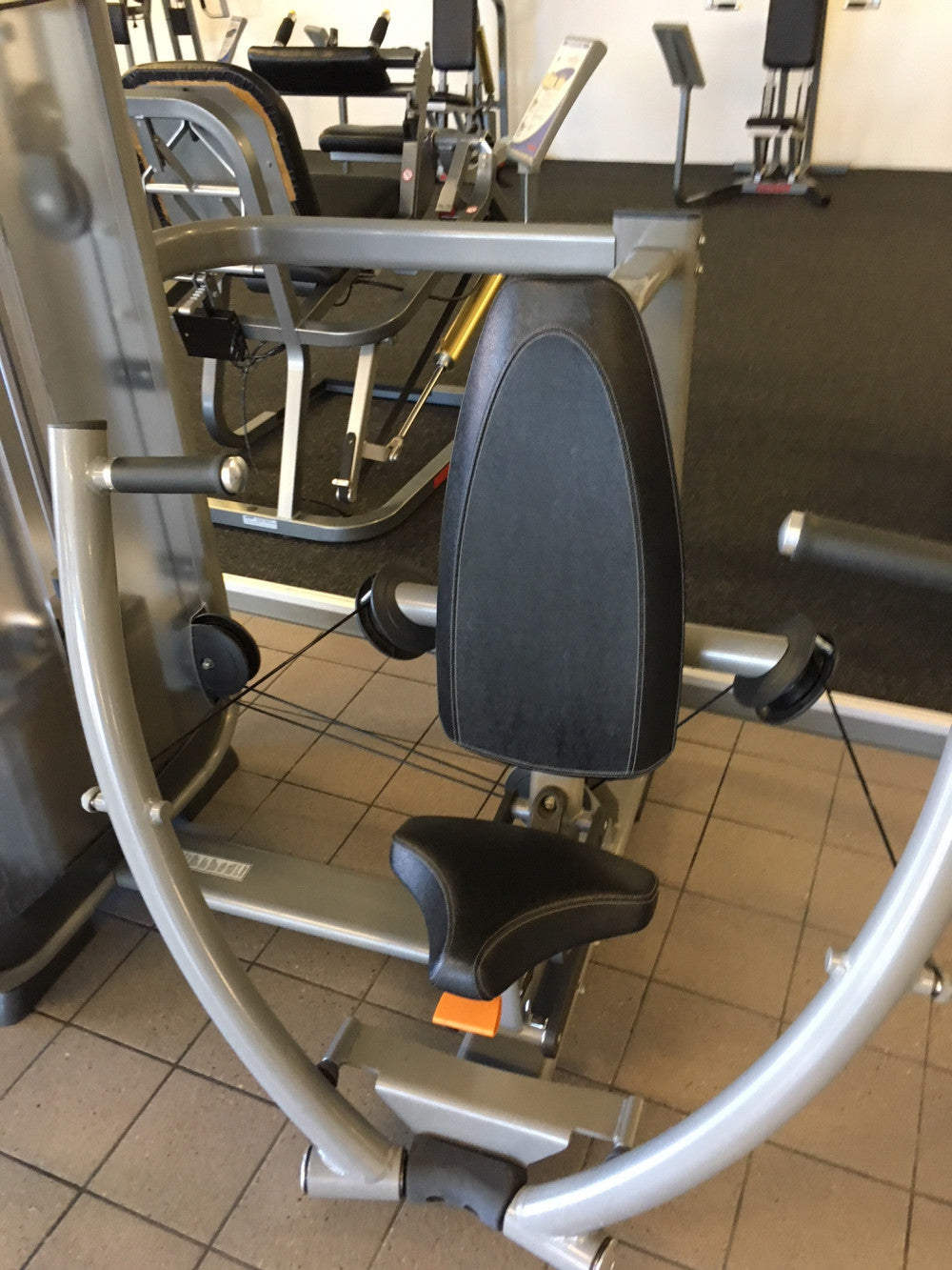 Inotec Kraftgeräteset mit 28 Fitnessgeräten, 18 Kraftgeräte, 10 Bänke und Racks, Natural Line, Silber, Polster Schwarz, gebraucht, überholter Zustand