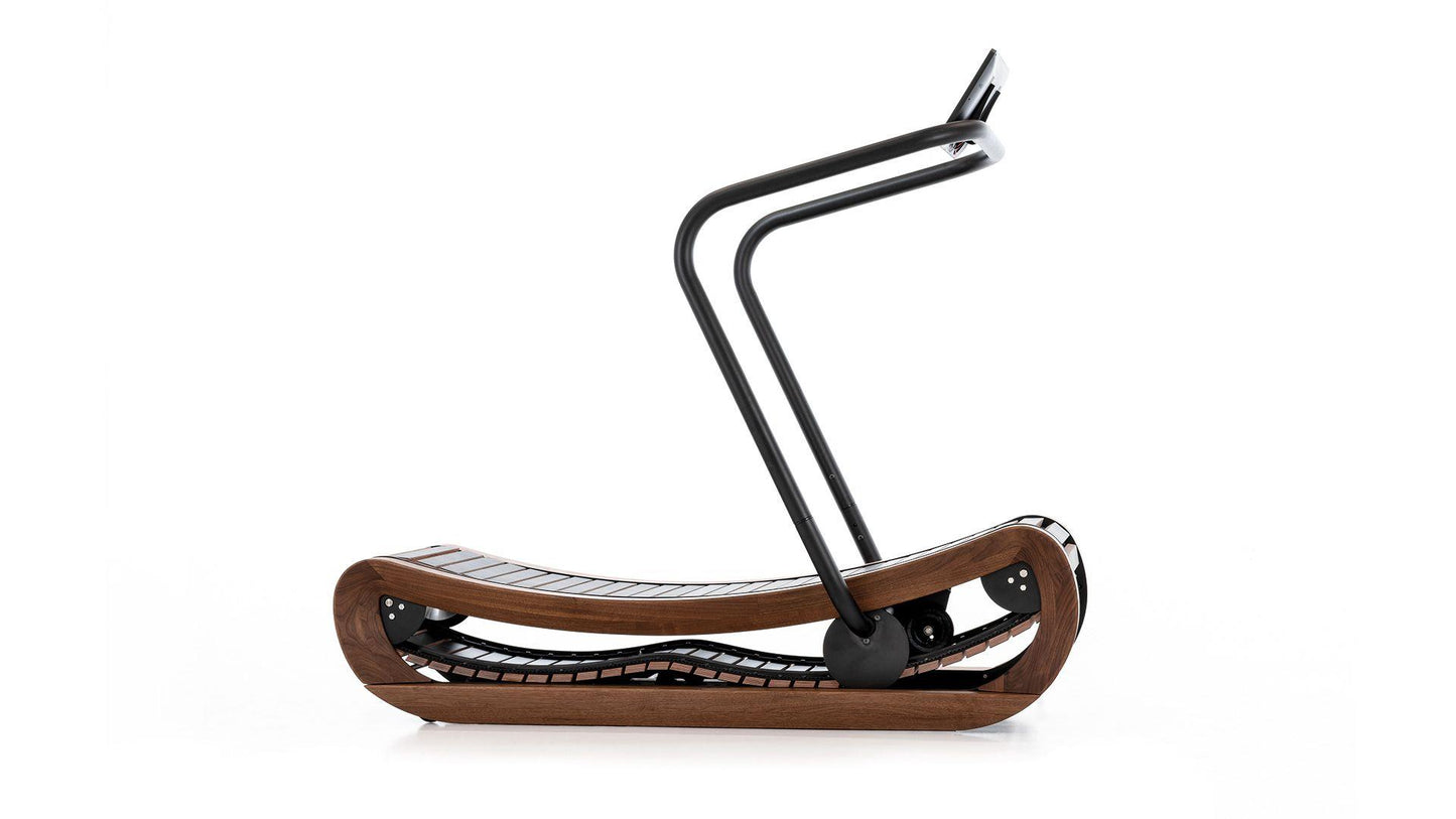 Laufband aus Holz und Metall ohne sichtbaren Markennamen.