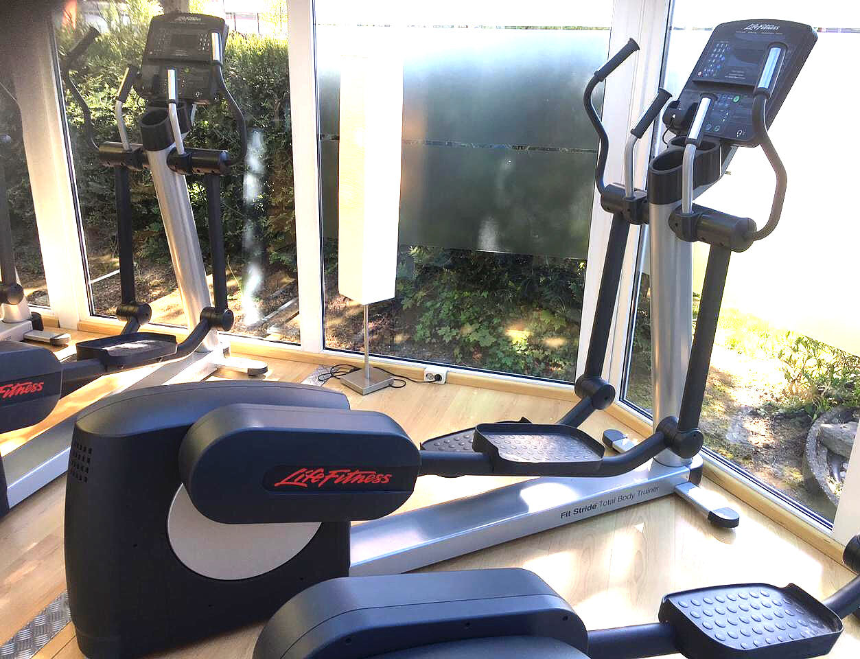 Life Fitness Crosstrainer, Integrity Series, CLSXH, Elliptical Trainer, Color Silver, Used - Refurbished Condition