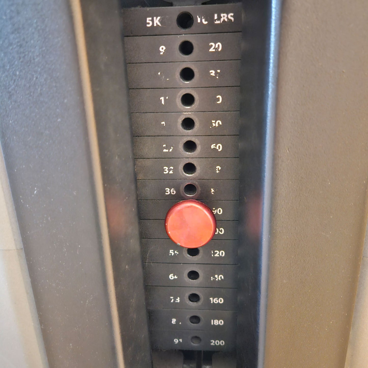 Freemotion Lat G620 - Lat pulldown on the cable, Lat pulldown, back strength training device from the Genesis series, frame color silver, used - refurbished condition