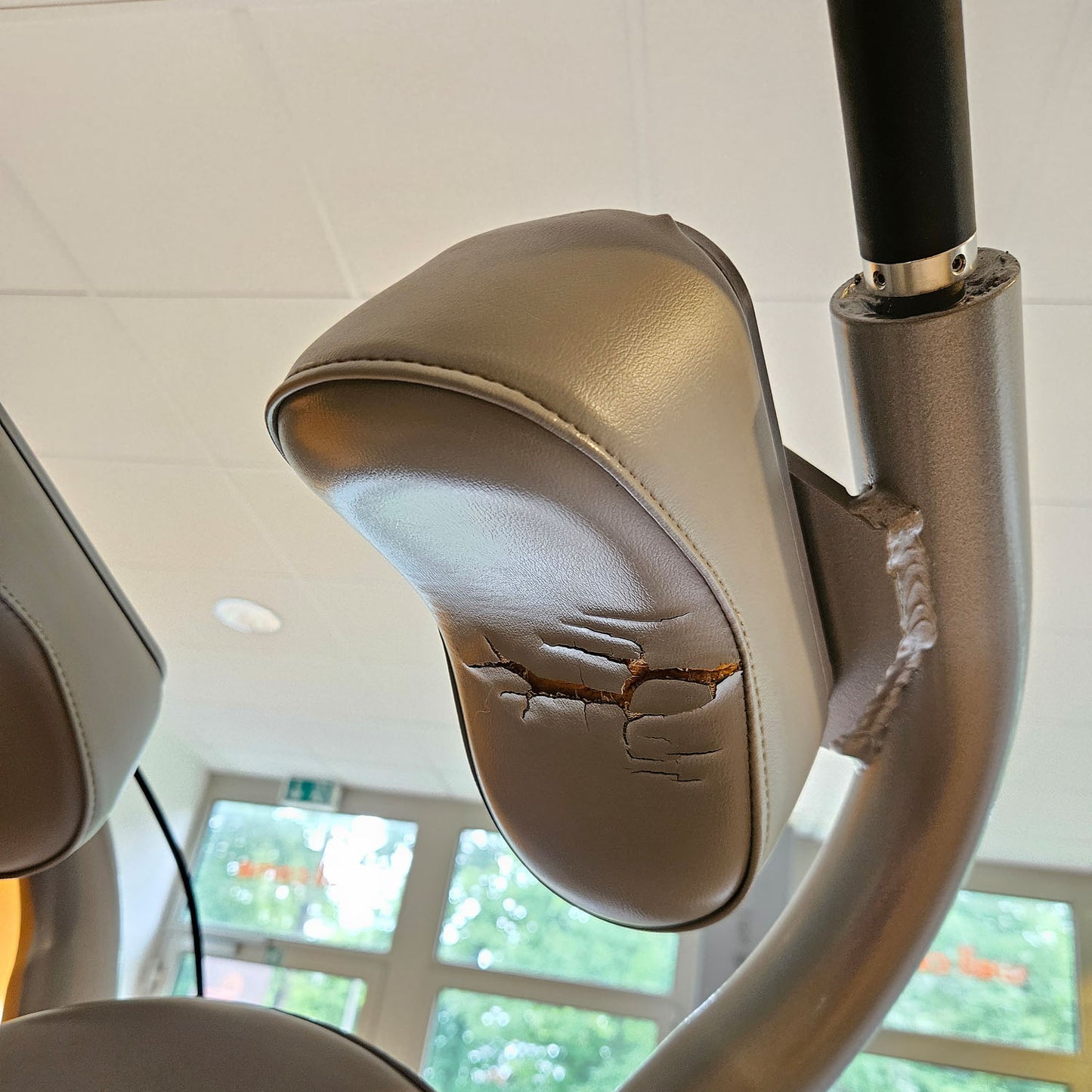 Freemotion Squat G610 - Squat machine, leg strength training device from the Genesis series, frame color silver, used - refurbished condition