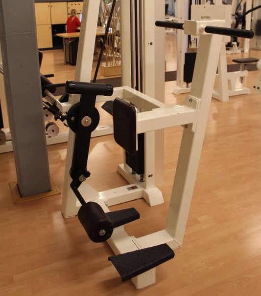 Gym80 Beinbeuger stehend, Leg Curl, Edition Line, Rahmen Weiß, Polster Dunkelbraun, gebraucht - überholter Zustand