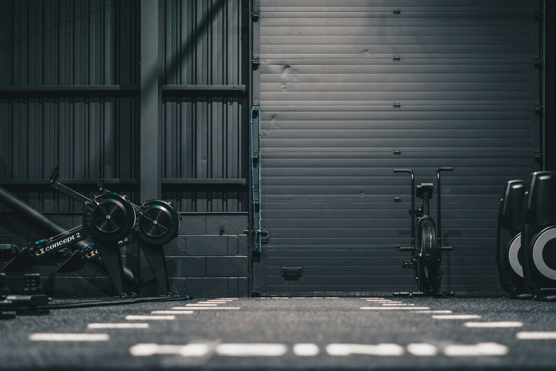 Fitnessstudio mit Concept2-Rudergerät und weiteren Fitnessgeräten.