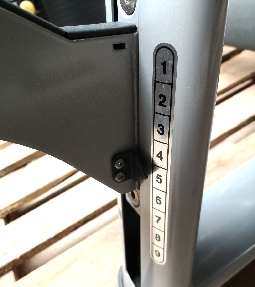 TechnoGym Latzug, Vertical Traction, Pulldown, Selection Line - Neues Modell mit Plastikverkleidung, Polster Braun, gebraucht - überholter Zustand