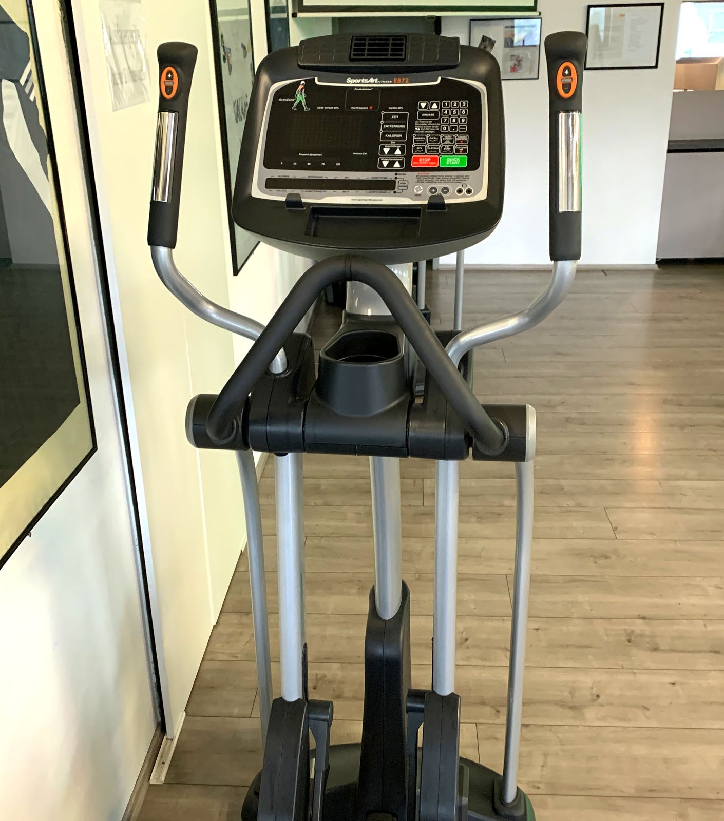 SportsArt Crosstrainer, E872 Commercial Ellipsentrainer, Rahmen Silber-Schwarz, gebraucht - überholter Zustand
