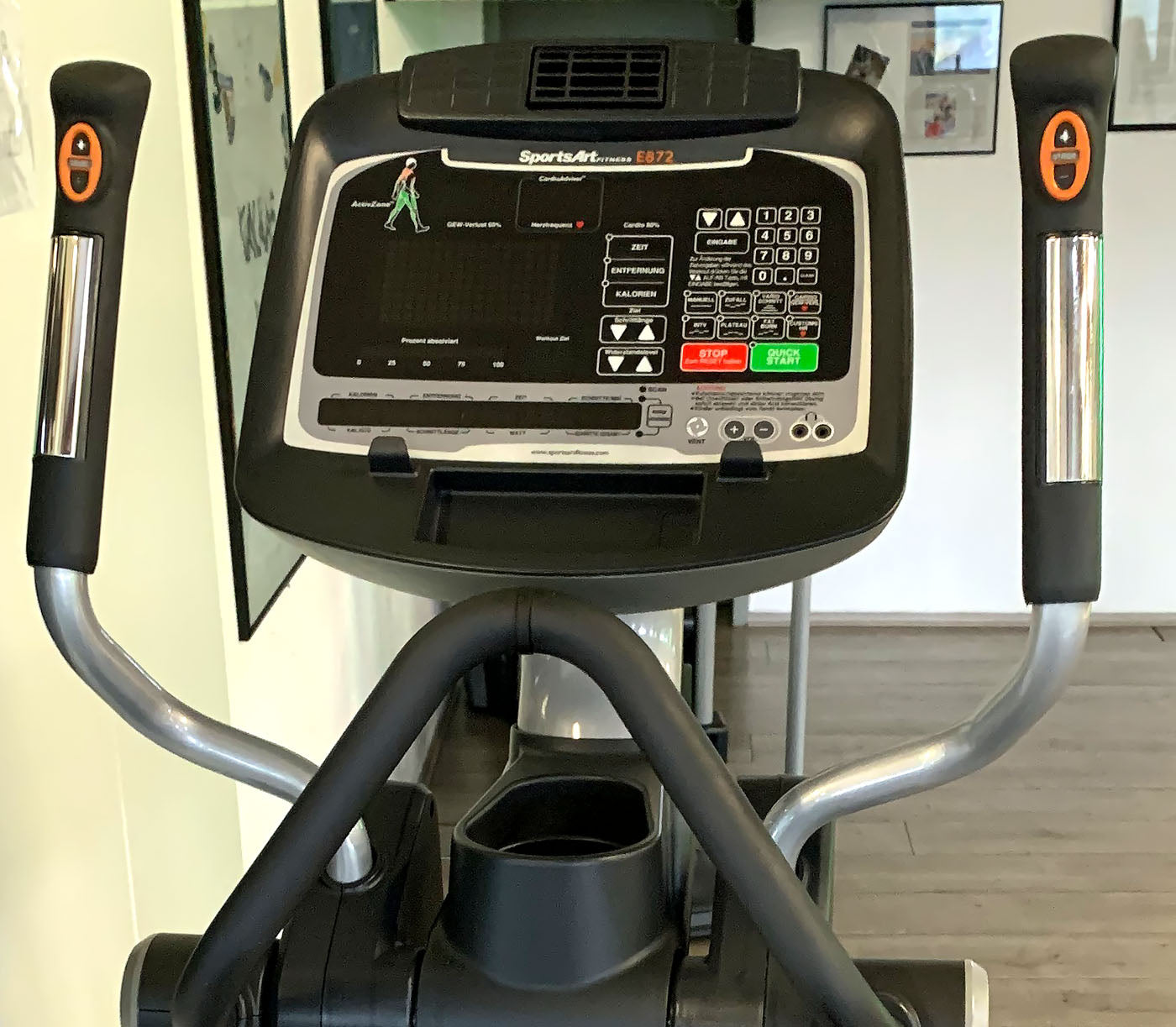 SportsArt Crosstrainer, E872 Commercial Ellipsentrainer, Rahmen Silber-Schwarz, gebraucht - überholter Zustand