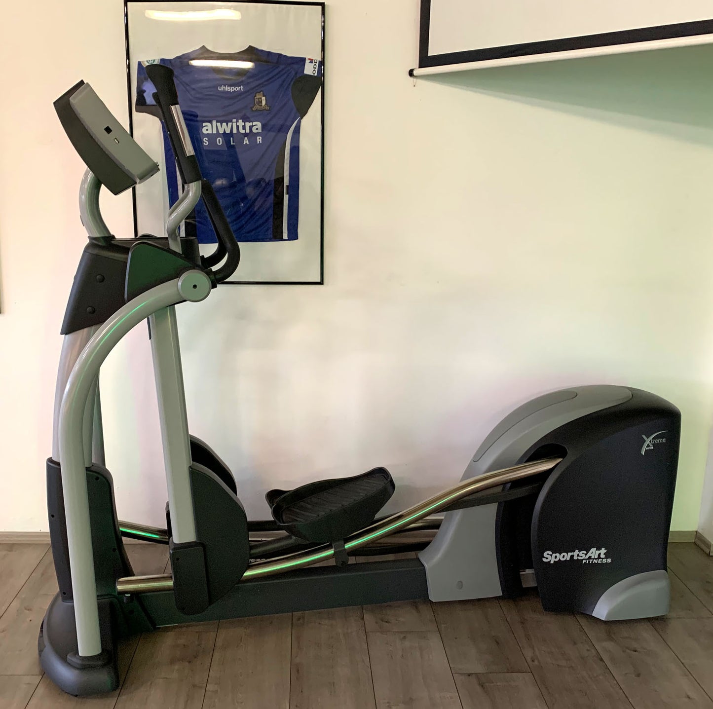 SportsArt Crosstrainer, E872 Commercial Ellipsentrainer, Rahmen Silber-Schwarz, gebraucht - überholter Zustand