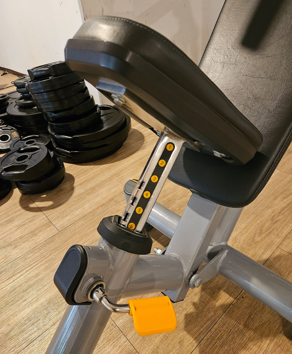 MATRIX Magnum Series Incline Bench Chest Press MG-PL14, Plate-loaded MG-A417, Silver Frame, Used - Refurbished Condition