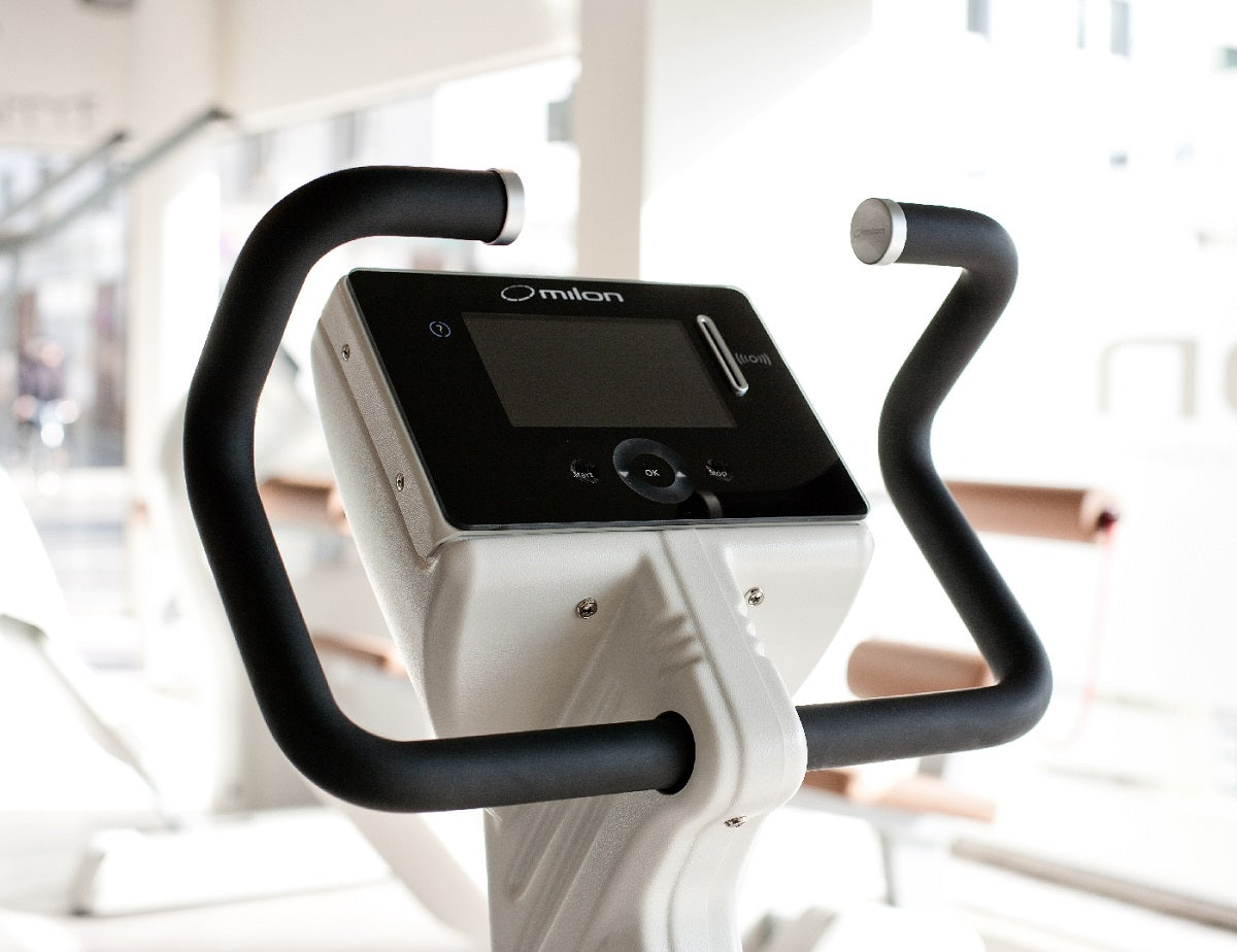 Milon Premium Kraft-Ausdauer Zirkel, Cremeweiß mit blauen Polstern, mit großer Beinpresse, guter Zustand, gebraucht und generalüberholt