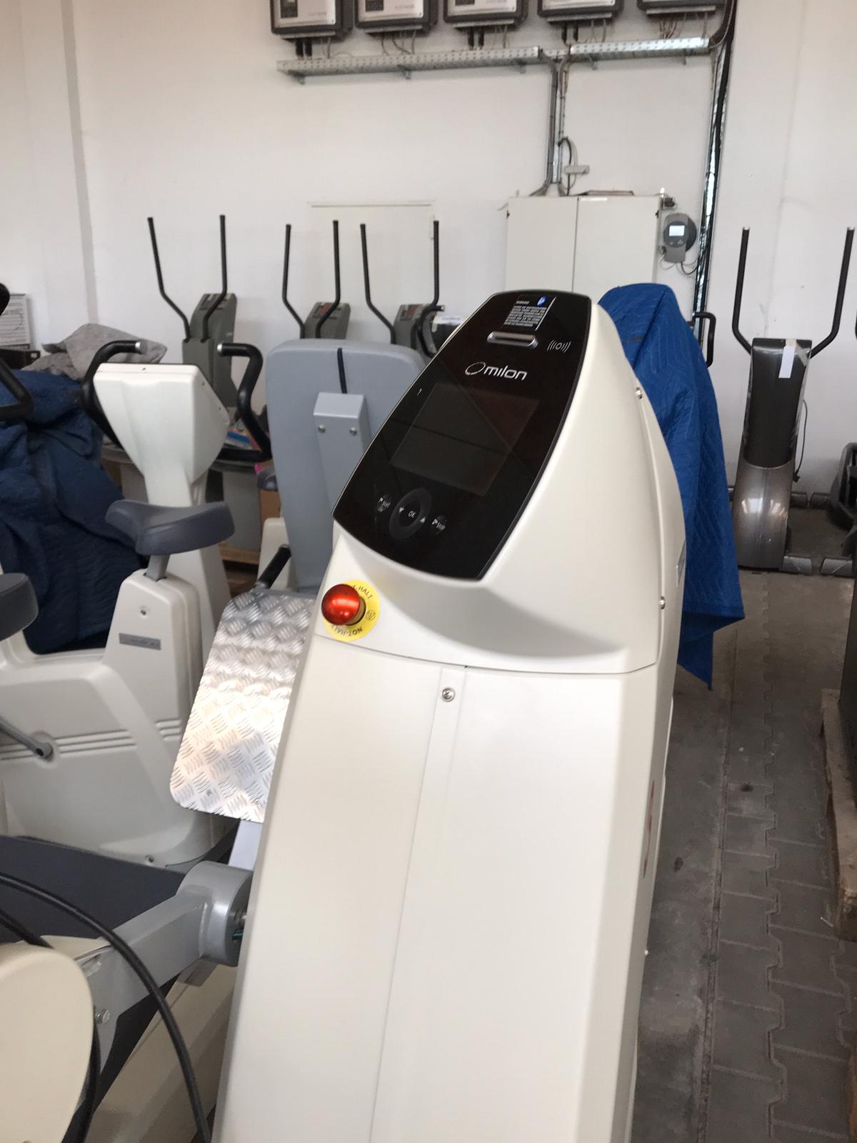 Milon Premium Kraft-Ausdauer Zirkel, Cremeweiß mit blauen Polstern, mit großer Beinpresse, guter Zustand, gebraucht und generalüberholt