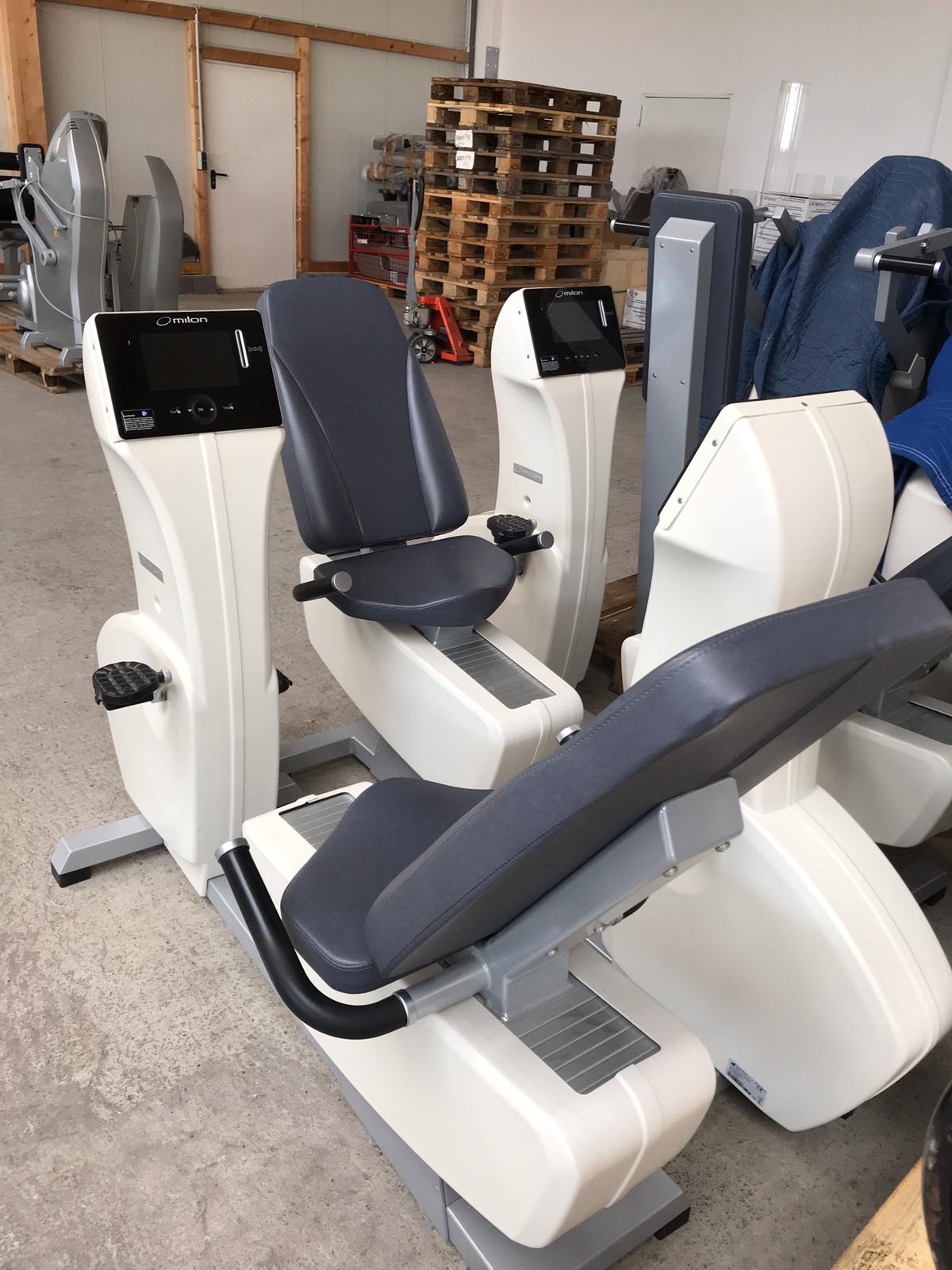 Milon Premium Kraft-Ausdauer Zirkel, Cremeweiß mit blauen Polstern, mit großer Beinpresse, guter Zustand, gebraucht und generalüberholt